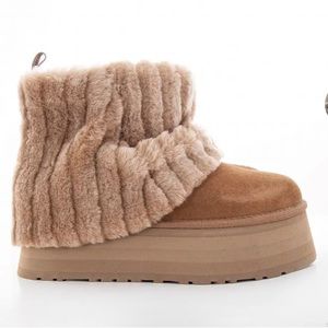 IN SEARCH OF THE: Ugg classic mini Sherpa size 8!